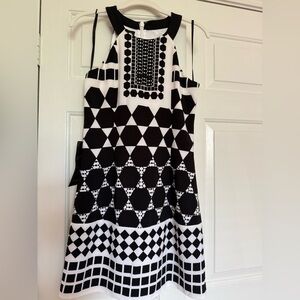 New Bebe Black and White Triangle Pattern mini Dress size 2